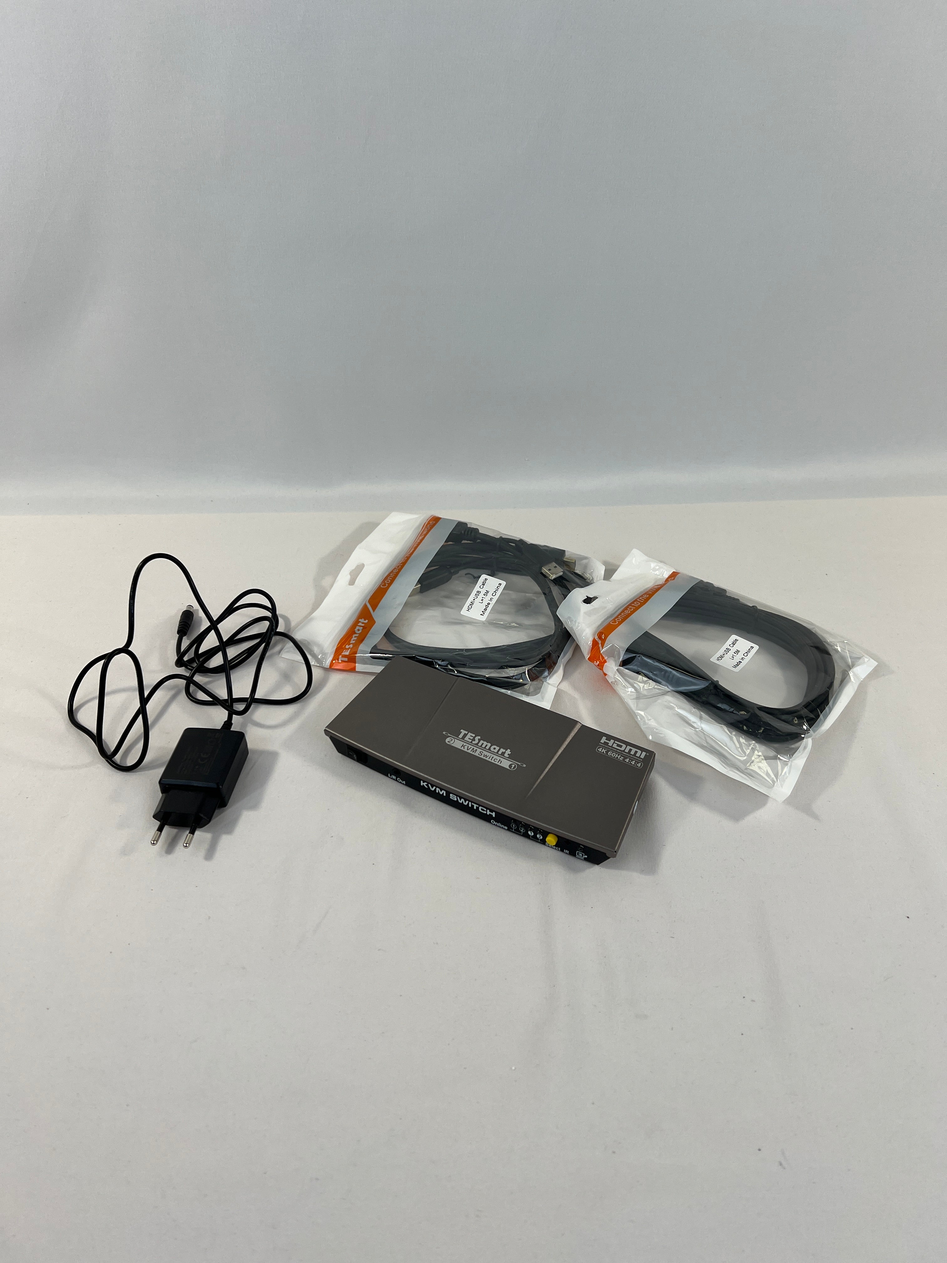 Komutators TESmart KVM slēdzis 4K 60Hz 4:4:4 Komutators TESmart KVM slēdzis 4K 60Hz 4:4:4
